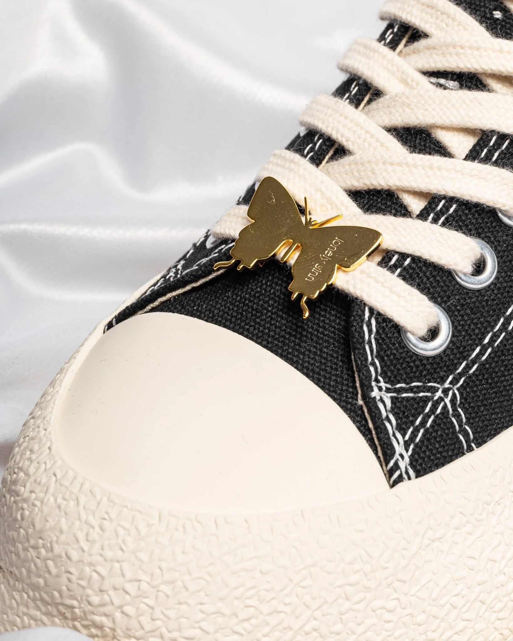 Butterfly Shoe Pendant Gold - Image 4
